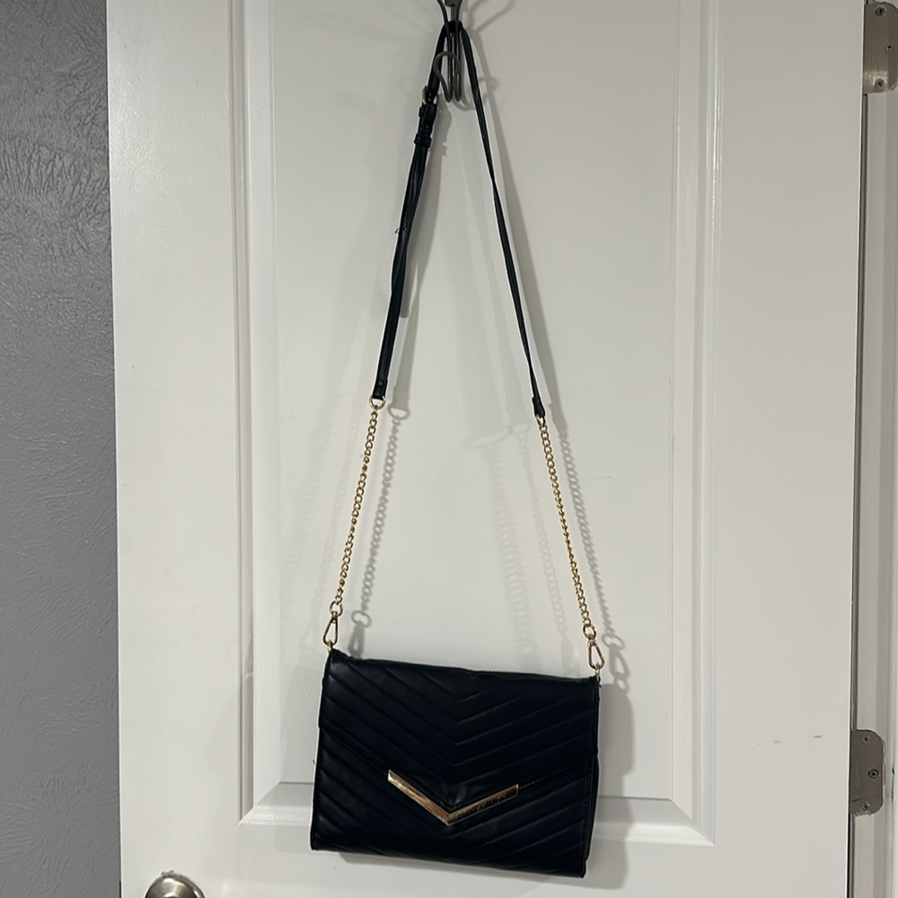 ⭐️SOLD⭐️
Steve Madden Black and Gold Crossbody - Picture 2 of 14